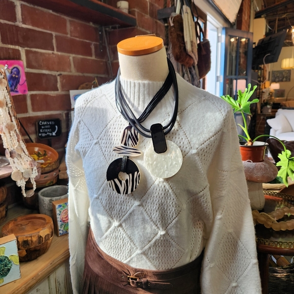 Reversible Black and White Statement Necklace - Picture 16 of 16